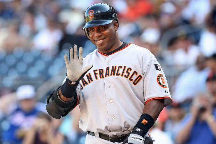 San Francisco Giants outfielder Barry Bonds waves to fans.